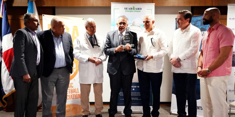 Doctor Ramón Tallaj recibe múltiples reconocimientos en visita a la Ciudad Sanitaria