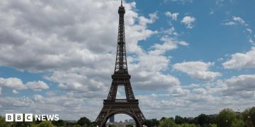 Eiffel Tower shut by staff strike over female workers being moved for religious visit