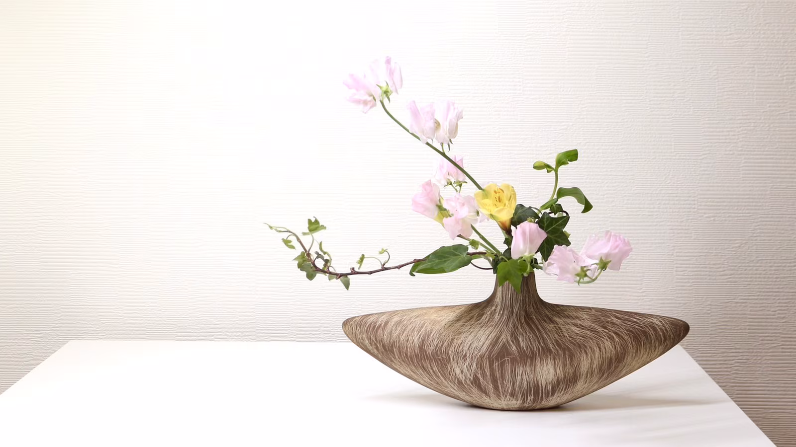 El centenario arte japonés del ikebana atrae a quienes buscan la calma