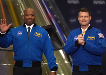 El comandante y el piloto del lanzamiento lunar de Artemis II cuelgan sus trajes de astronauta en la NASA