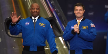 El comandante y el piloto del lanzamiento lunar de Artemis II cuelgan sus trajes de astronauta en la NASA