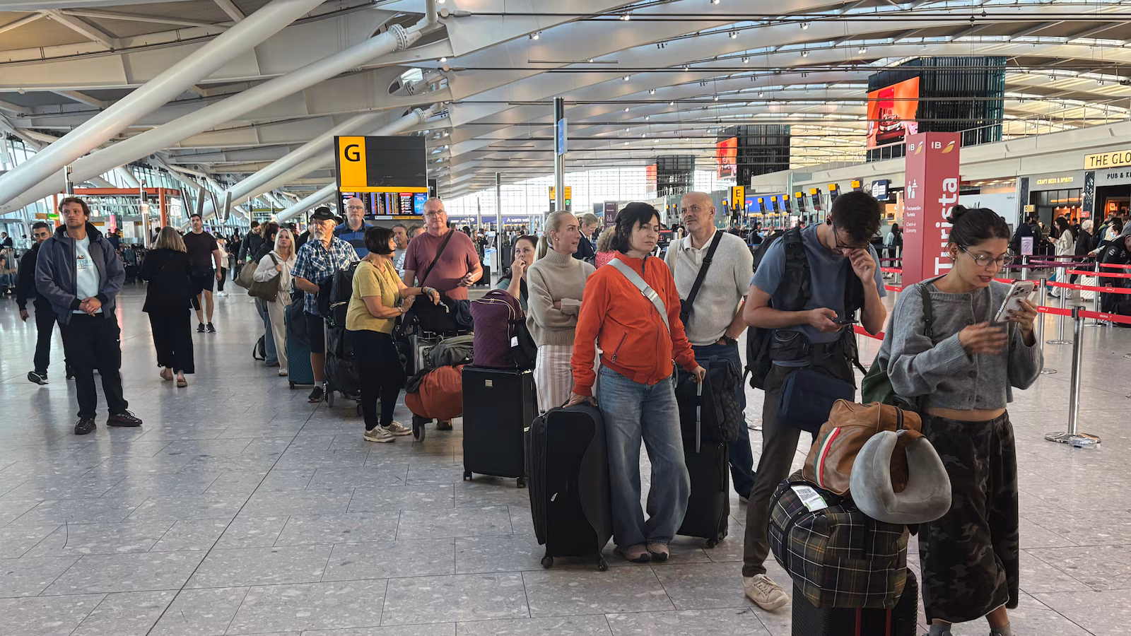 El controlador de tráfico aéreo del Reino Unido culpa a una falla de software de milisegundos por las cancelaciones de vuelos