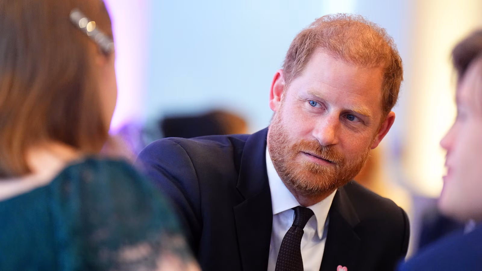 El príncipe Harry advierte que los chatbots de IA pueden ser más peligrosos que las redes sociales para los jóvenes