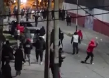 Escándalo en el ascenso: dos facciones de la barra de Chacarita se enfrentaron a tiros y hubo 17 detenidos