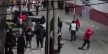 Escándalo en el ascenso: dos facciones de la barra de Chacarita se enfrentaron a tiros y hubo 17 detenidos Escándalo en el ascenso: dos facciones de la barra de Chacarita se enfrentaron a tiros y hubo 17 detenidos