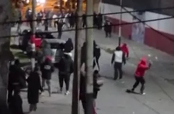 Escándalo en el ascenso: dos facciones de la barra de Chacarita se enfrentaron a tiros y hubo 17 detenidos