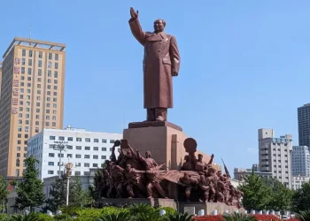 Estatuas, billetes y retratos: el mito de Mao pervive en 50 años