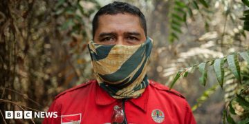 Indonesia fires: The volunteer firefighters risking their lives to defuse 'carbon bombs' Indonesia fires: The volunteer firefighters risking their lives to defuse 'carbon bombs'