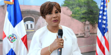 Josefa Castillo se compromete a fortalecer servicios consulares...