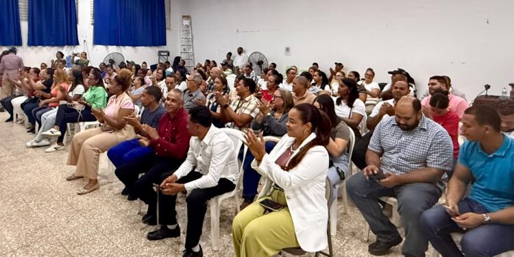 Josefina Pimentel encabeza asamblea en San Francisco de Macorís y juramenta maestros en la Fuerza del Pueblo