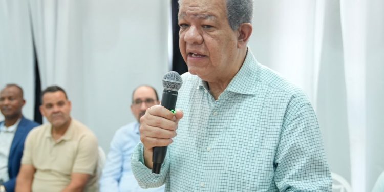 LF a funcionarios: “No están para quejarse, están para resolver”