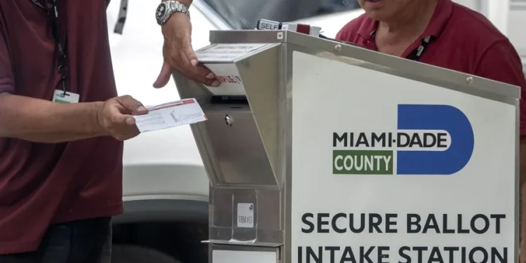 La Corte Suprema de EE.UU. frena por ahora el intento de Trump de restringir el voto por correo