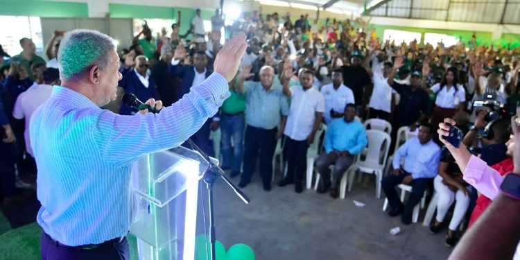 Leonel Fernández asegura dirigentes del PRM están pasando a la Fuerza del Pueblo “en todo el país”