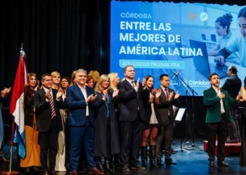Llaryora reconoció a los docentes por los resultados alcanzados por Córdoba en las pruebas PISA