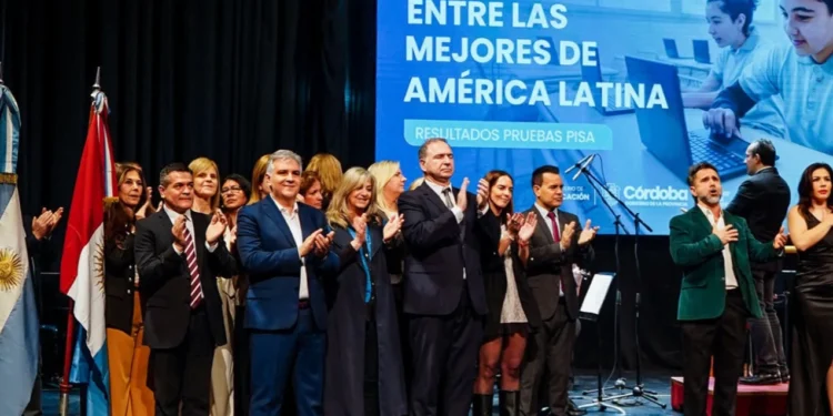 Llaryora reconoció a los docentes por los resultados alcanzados por Córdoba en las pruebas PISA Llaryora reconoció a los docentes por los resultados alcanzados por Córdoba en las pruebas PISA