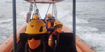 Los rescatistas buscan a cinco fotoperiodistas indonesios desaparecidos cerca del volcán Anak Krakatau Los rescatistas buscan a cinco fotoperiodistas indonesios desaparecidos cerca del volcán Anak Krakatau