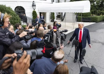 Los tres medios de comunicación vetados por Trump le demandan