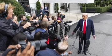 Los tres medios de comunicación vetados por Trump le demandan