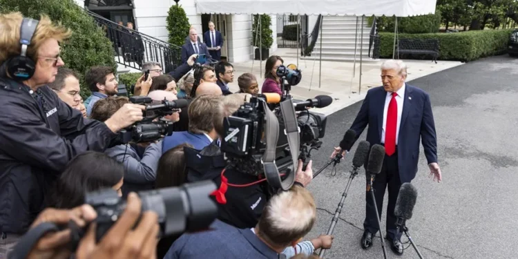 Los tres medios de comunicación vetados por Trump le demandan