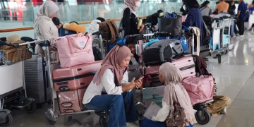 Los vuelos hacia y desde la capital de Indonesia se reanudan después de que la erupción volcánica obligara a un cierre de dos días