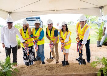 Ministro Jean Luis Rodríguez da primer palazo para la construcción del Residencial Las Acacias III en Santo Domingo Este