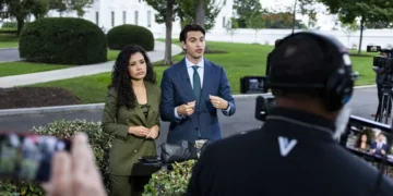Periodistas de CNN, MS NOW y Politico entran en la Casa Blanca