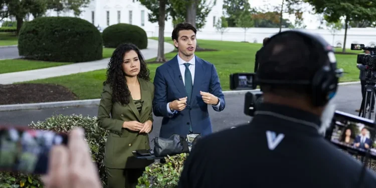 Periodistas de CNN, MS NOW y Politico entran en la Casa Blanca
