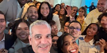 Presidente Abinader anuncia 300 becas para jóvenes dominicanos residentes en Nueva York