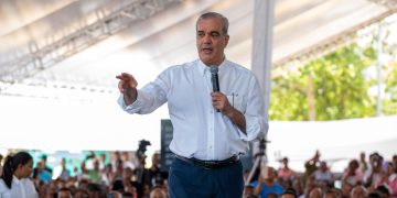 Presidente Abinader entrega 1,750 títulos de propiedad en Los Alcarrizos que benefician a unas 7,000 personas