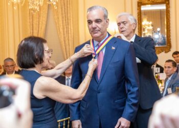Presidente Abinader es reconocido con la Insignia de Oro, el más alto honor de Americas Society