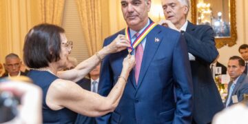 Presidente Abinader es reconocido con la Insignia de Oro, el más alto honor de Americas Society