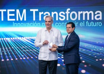 Presidente Abinader respalda creación de laboratorio de semiconductores de la PUCMM