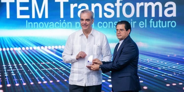 Presidente Abinader respalda creación de laboratorio de semiconductores de la PUCMM
