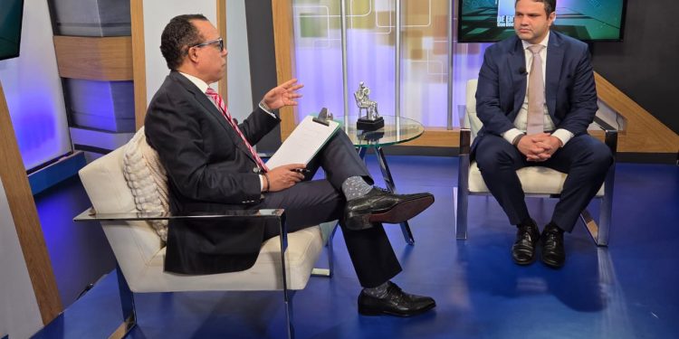 Richard Medina: “Crisis económica golpea al pueblo; Lo privado pierde 33 mil empleos; el público subió 35 mil” Richard Medina: “Crisis económica golpea al pueblo; Lo privado pierde 33 mil empleos; el público subió 35 mil”