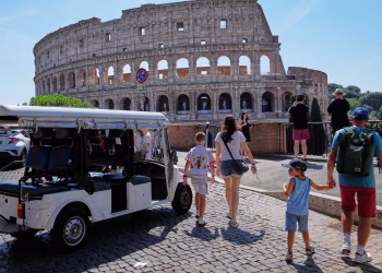 Se avecina el ajuste de cuentas para los carritos de golf que recorren el concurrido centro histórico de Roma