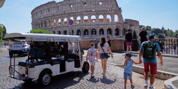 Se avecina el ajuste de cuentas para los carritos de golf que recorren el concurrido centro histórico de Roma