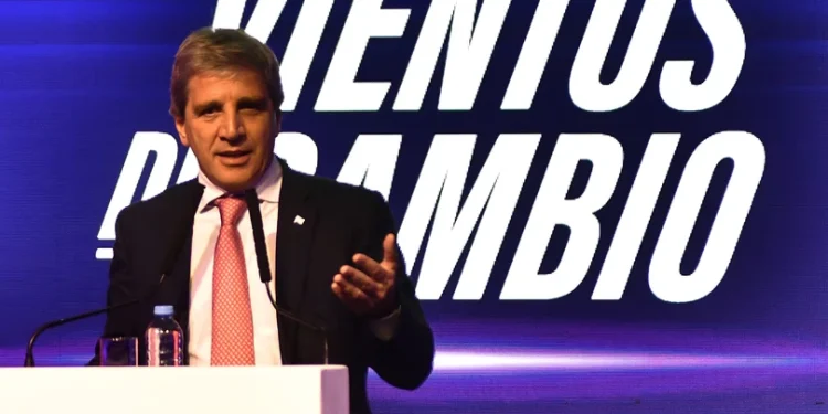 Toto Caputo: "No puede ser que los argentinos sigan subsidiando a determinados empresarios" Toto Caputo: "No puede ser que los argentinos sigan subsidiando a determinados empresarios"