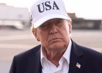 Trump califica los riesgos de IA como un "engaño" y dice que existe una "conspiración ENFERMA" contra la IA y los centros de datos