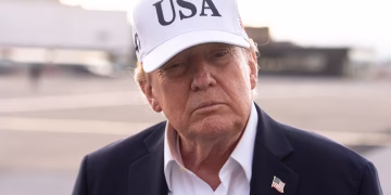Trump califica los riesgos de IA como un "engaño" y dice que existe una "conspiración ENFERMA" contra la IA y los centros de datos Trump califica los riesgos de IA como un "engaño" y dice que existe una "conspiración ENFERMA" contra la IA y los centros de datos