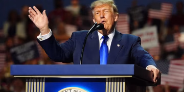 Trump promete cheques de reembolso de Obamacare de 500 dólares para 1 millón de afiliados en 30 estados