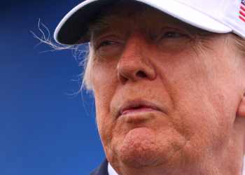 Trump resta importancia a la necesidad de controlar el desarrollo de la IA y dice que no quiere ceder ventaja a China