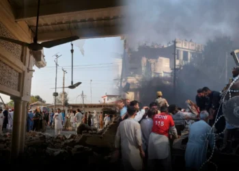 Un atentado suicida contra una mezquita en Pakistán dejó al menos 21 muertos y más de 100 heridos