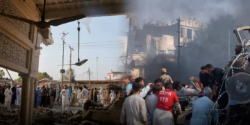 Un atentado suicida contra una mezquita en Pakistán dejó al menos 21 muertos y más de 100 heridos