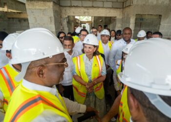 Vicepresidenta Raquel Peña supervisa construcción del Hospital Traumatológico Luis L. Bogaert en Mao