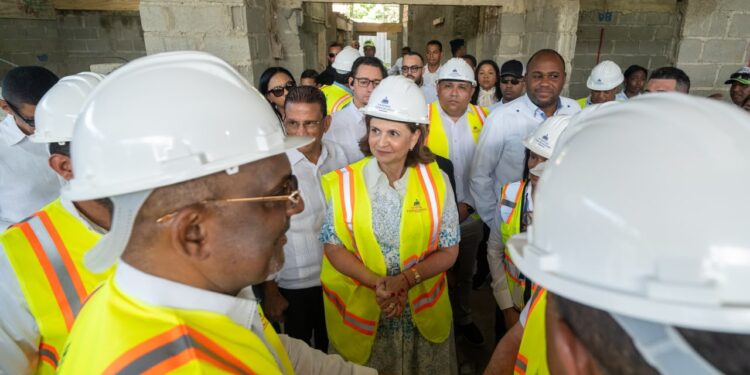 Vicepresidenta Raquel Peña supervisa construcción del Hospital Traumatológico Luis L. Bogaert en Mao