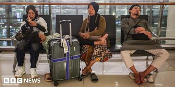Volcano eruption triggers flight suspensions at Indonesia's main airport