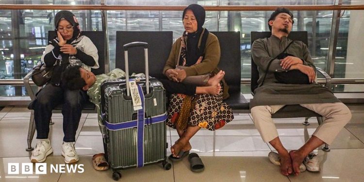 Volcano eruption triggers flight suspensions at Indonesia's main airport