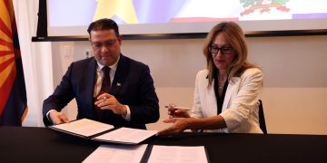 Yayo Sanz Lovatón firma alianza con Arizona para impulsar la industria de semiconductores