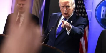 ¿Veto de Trump a medios en la Casa Blanca viola la Constitución?