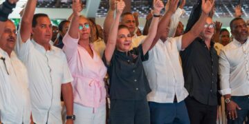Carolina Mejía juramenta a su estructura política en San Cristóbal